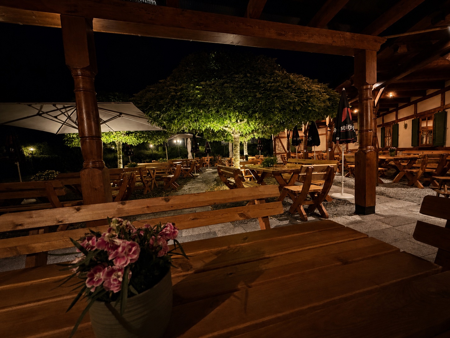 Überdachte Veranda im Biergarten am Abend