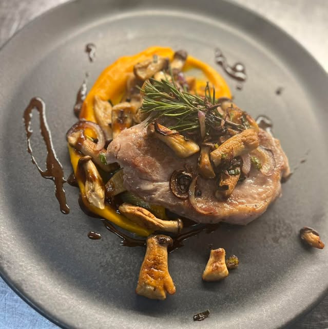 Fleischgericht mit Pilzen, Kräutern und Kürbispüree