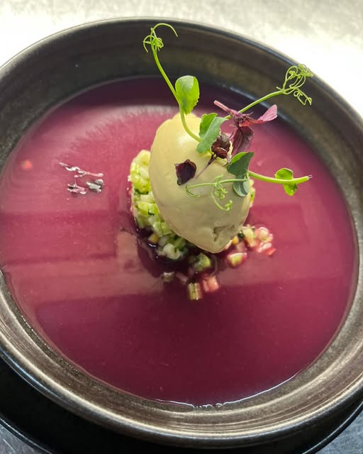 Farbenfrohe kalte Suppe mit feiner Einlage und Kräutern