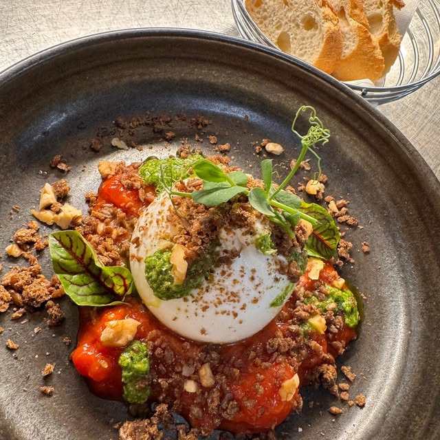 Cremige Käsevorspeise mit Tomaten, Pesto und Kräutern